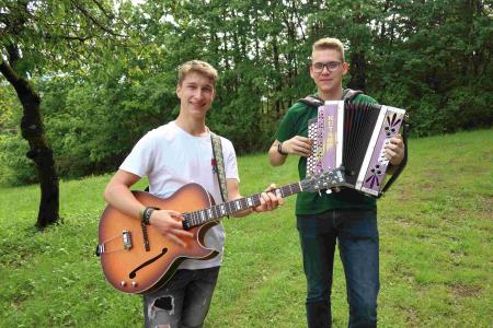 Fanta iz skupine Od buota sta poskrbela za glasbo